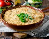 Un délicieux crumble de légumes, doré et croustillant, garni de persil frais. Parfait pour un repas réconfortant.