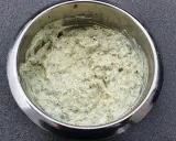 Sauce tartare crémeuse et généreuse, pleine d'herbes fraîches et de morceaux croquants, prête à accompagner vos plats.