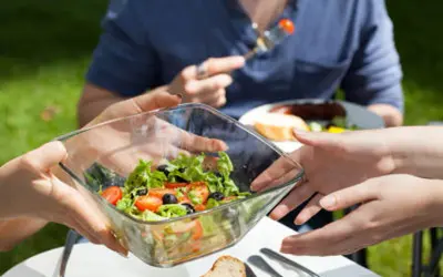 Salade fraîche, un accompagnement barbecue parfait, servie dans un plat en verre.