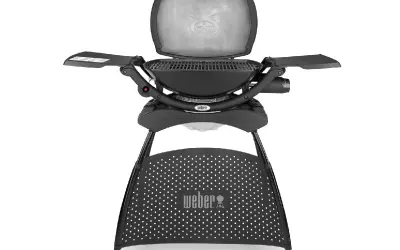 Barbecue Weber Q2000 noir, avec tablettes latérales. Une comparaison subtile pour le difference entre weber q200 et q2000.