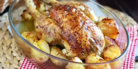 Poulet rôti doré avec pommes de terre dans un plat en verre. Une belle idée pour vos recettes avec poulet.