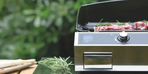 Viande et légumes prêts à cuire sur une plancha gaz. L'allumer plancha gaz est simple, pour un repas en extérieur.