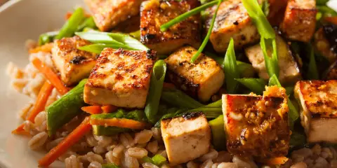 Délicieux tofu grillé avec des légumes croquants et du riz complet. Une recette tofu parfaite pour un repas sain et savoureux.