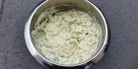 Sauce tartare crémeuse et généreuse, pleine d'herbes fraîches et de morceaux croquants, prête à accompagner vos plats.