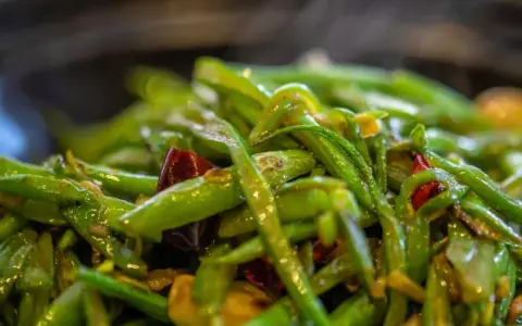 Haricots verts sautés avec des piments rouges, une recette simple et savoureuse.