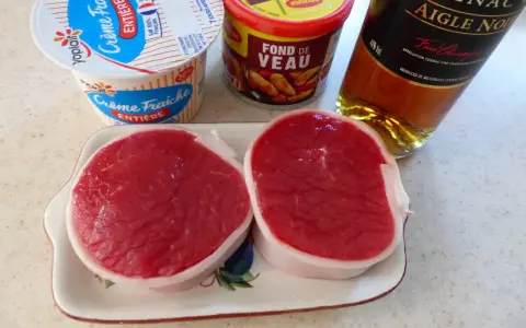Tournedos de bœuf prêts à être cuisinés. Quelle sauce pour accompagner un tournedos de boeuf ? Crème fraîche, fond de veau et cognac sont là pour vous aider.
