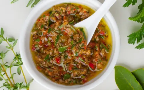 Sauce chien, une préparation vibrante aux herbes fraîches et piments, prête à relever vos plats.