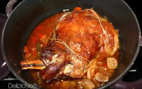 Gigot ou épaule d'agneau de 7 heures, doré et mijotant dans sa sauce avec des oignons et des carottes. Un délice !