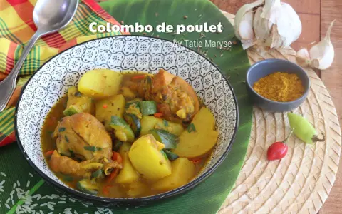 Un plat de colombo de poulet savoureux, avec des pommes de terre, des courgettes et des épices, prêt à être dégusté.
