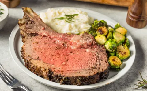 Un généreux morceau de bœuf barbecue, tendre et juteux, servi avec une purée crémeuse et des choux de Bruxelles rôtis. Un délice !