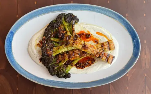 Brocolis grillés, nappés d'une sauce crémeuse et d'une touche épicée. Une recette brocolis qui éveille les papilles.