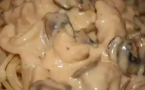 Spaghetti crémeux avec des morceaux de poulet et des champignons, le tout nappé d'une onctueuse sauce béchamel. Un plat réconfortant.