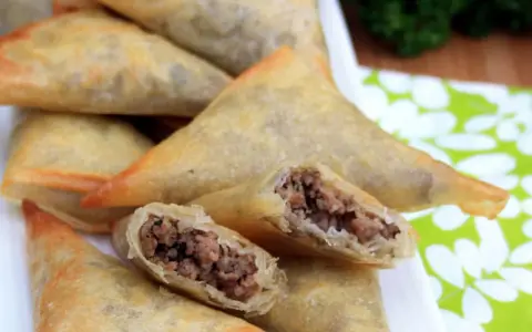 Pile de samoussas au bœuf dorés et croustillants, un délice à savourer.