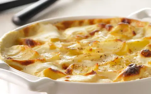 Un gratin dauphinois crémeux, parfait accompagnement rôti de boeuf festif. Des pommes de terre dorées et fondantes dans une sauce onctueuse.