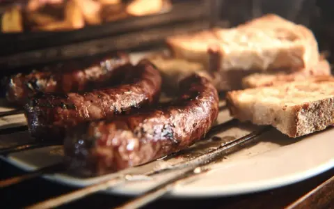 Figatelli grillés au four, accompagnés de pain grillé. Un délice simple et savoureux.