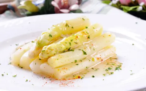 Asperges blanches tendres nappées d'une sauce légère, parsemées d'herbes et d'une touche de paprika. Un délice de mousseline asperge.