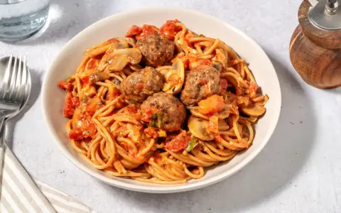 Spaghetti avec boulettes de viande et champignons, nappés d'une sauce tomate savoureuse. Quelle viande avec sauce tomate !