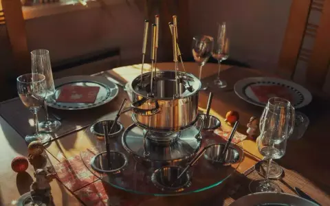 Service à fondue prêt pour une soirée conviviale. Quelle huile pour fondue bourguignonne ? L'huile neutre est idéale.