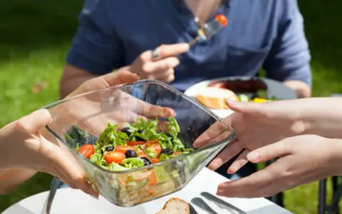 Salade fraîche, un accompagnement barbecue parfait, servie dans un plat en verre.