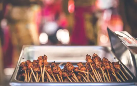 Brochettes de poulet grillé, parfaites pour un barbecue pour 20 personnes.