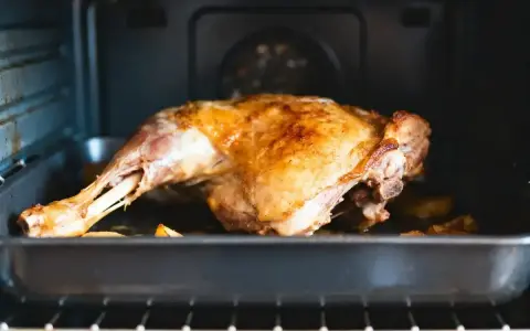 Gigot d'agneau doré et juteux, prêt à être servi à 8 convives. Un délice pour les fêtes.