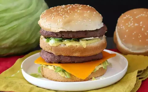 Un Big Mac maison avec sa fameuse sauce Big Mac, deux steaks, salade, fromage et pain aux sésames.