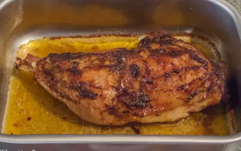 Cuisse de dinde dorée et juteuse, prête pour le barbecue. Le temps de cuisson est parfait pour cette pièce savoureuse.