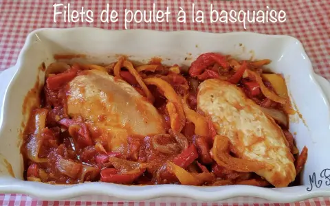 Filets de poulet à la basquaise, un plat savoureux préparé au Cookeo, avec des poivrons et une sauce tomate onctueuse.