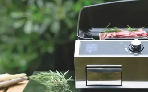 Viande et légumes prêts à cuire sur une plancha gaz. L'allumer plancha gaz est simple, pour un repas en extérieur.