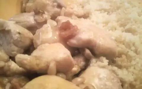 Morceaux de poulet tendres baignant dans une sauce onctueuse, accompagnés de semoule. Un délice de sauce pour viande blanche.