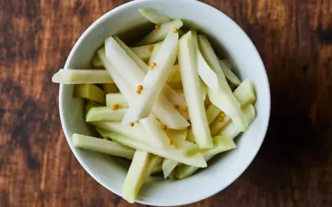 Bâtonnets de chou-rave prêts pour une recette croquante et savoureuse.