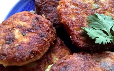 Délicieuses maakoudas dorées, parfaites pour accompagner votre repas. Une recette simple et savoureuse.