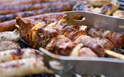 Brochettes de merlu au barbecue, savoureuses et grillées à la perfection, prêtes à être dégustées.