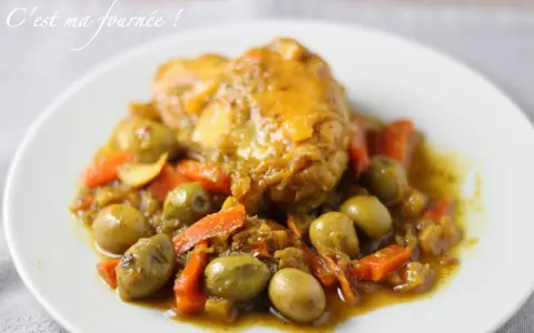 Un plat de poulet aux olives, carottes et citron confit, mijoté dans une sauce dorée. Un délice fait maison.