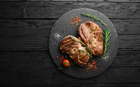 Deux belles tranches de gigot d'agneau au barbecue, parfaites pour un repas savoureux. Le temps de cuisson idéal pour cette viande tendre.