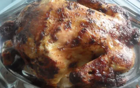 Un appétissant poulet rôti farci, doré et croustillant, prêt à être dégusté.