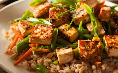 Délicieux tofu grillé avec des légumes croquants et du riz complet. Une recette tofu parfaite pour un repas sain et savoureux.