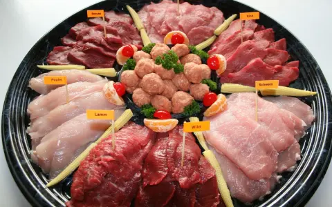 Plateau de viandes variées pour fondue, évoquant la fondue bourguignonne et son origine. On y trouve bœuf, poulet, agneau, porc, veau et gibier.