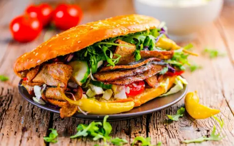 Un généreux kebab garni de viande, légumes frais et le meilleur combo sauce kebab. Un délice !