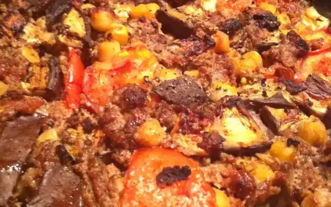 Un plat généreux de moussaka rapide, avec des aubergines grillées, des tomates juteuses et une garniture savoureuse.