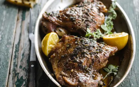 Deux belles cuisses de dinde au four, dorées et savoureuses, garnies de citron et d'herbes fraîches. Un délice !