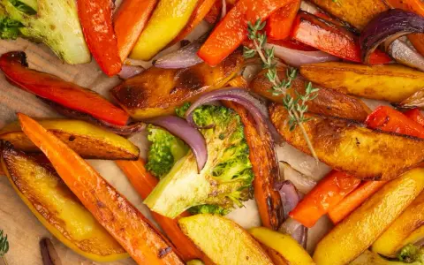 Délicieuse recette tomate courgette, poivron au four. Légumes rôtis colorés et savoureux, parfaits pour un repas sain.