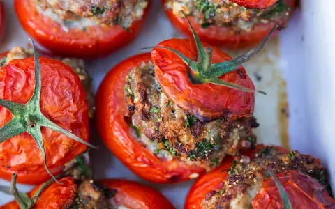 Tomates farcies au four, un plat savoureux. Quel accompagnement avec des tomates farcies ? Une salade fraîche ou du riz basmati.