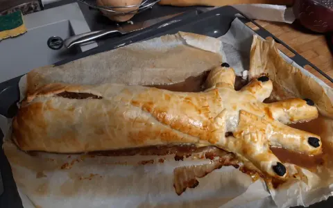 Un plat d'Halloween effrayant : une main de viande en croûte dorée, prête à saisir les gourmands.
