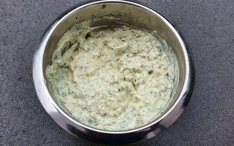 Sauce tartare crémeuse et généreuse, pleine d'herbes fraîches et de morceaux croquants, prête à accompagner vos plats.