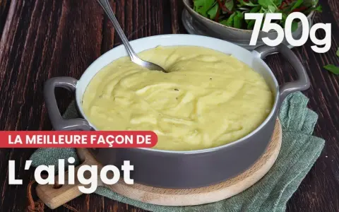 Un plat d'aligot crémeux et onctueux, prêt à être dégusté. La meilleure recette pour un aligot parfait.