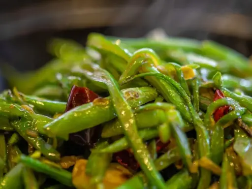 Haricots verts sautés avec des piments rouges, une recette simple et savoureuse.