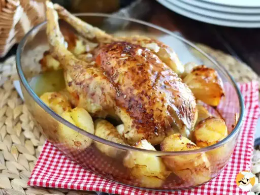 Poulet rôti doré avec pommes de terre dans un plat en verre. Une belle idée pour vos recettes avec poulet.