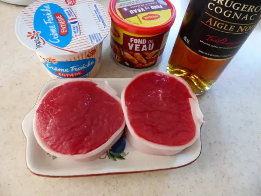 Tournedos de bœuf prêts à être cuisinés. Quelle sauce pour accompagner un tournedos de boeuf ? Crème fraîche, fond de veau et cognac sont là pour vous aider.
