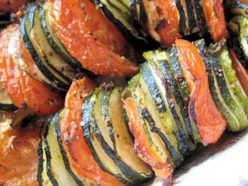 Un délicieux tian de légumes, avec des rondelles de courgettes et de tomates cuites à la perfection.